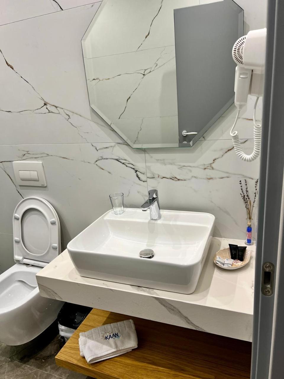 Kaan Hotel Radhimë المظهر الخارجي الصورة
